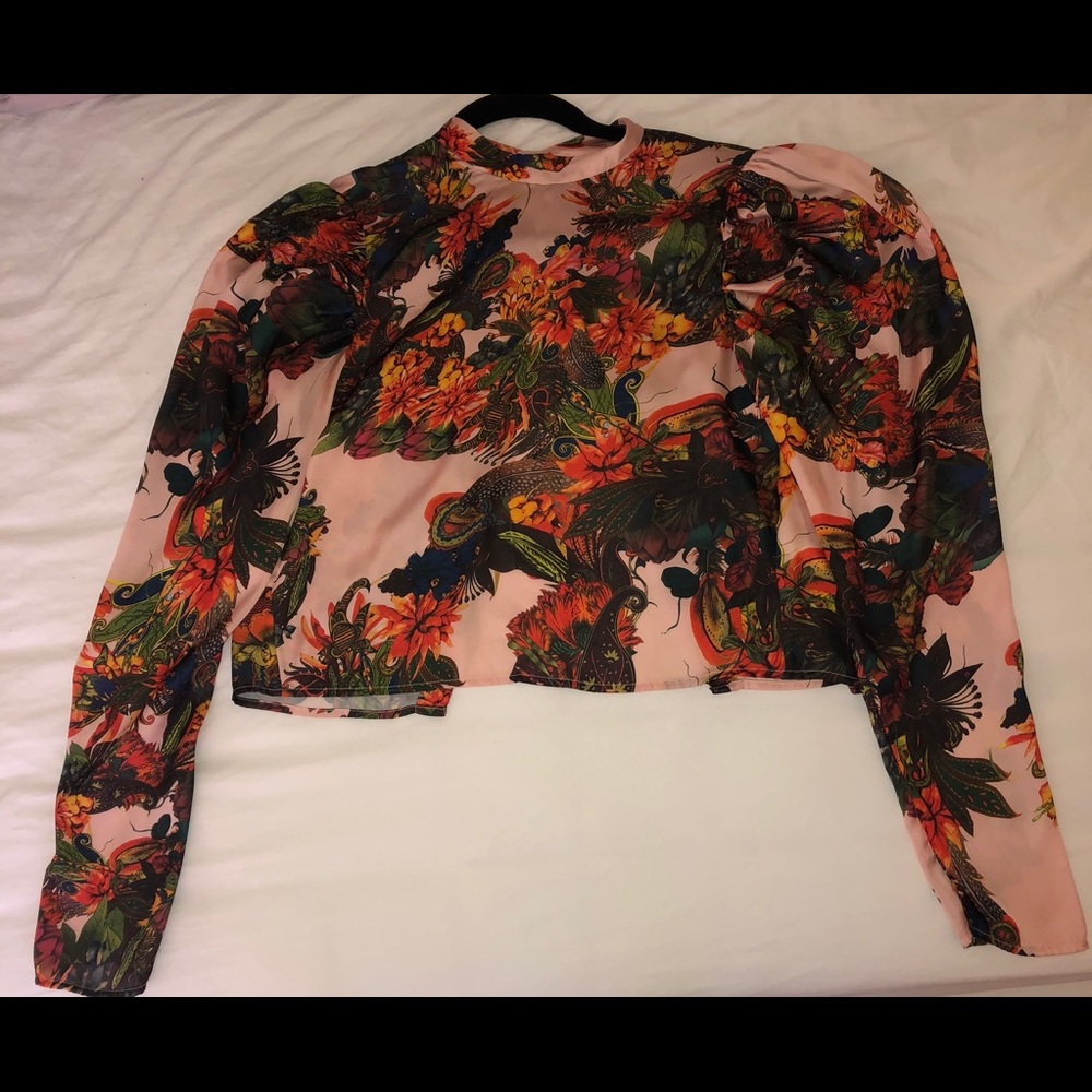 I am selling this H&M’s colorful blouse